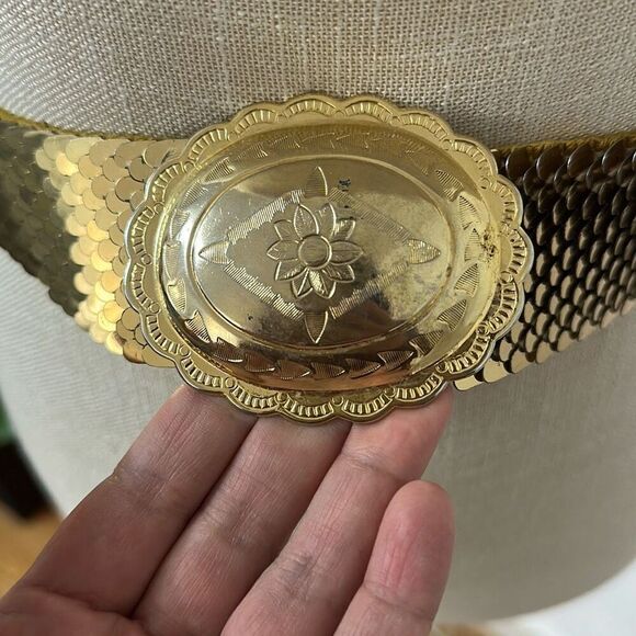 Vintage Gold Tone Metal Stretchy Belt with Oval Buckle - Picture 4 of 10